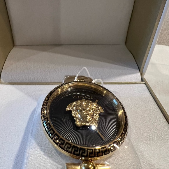 Authentic Versace watch - Picture 12 of 13
